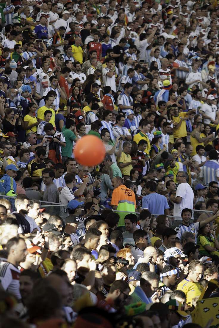 Hinchas en un estadio durante un partido internacional, en una foto de archivo