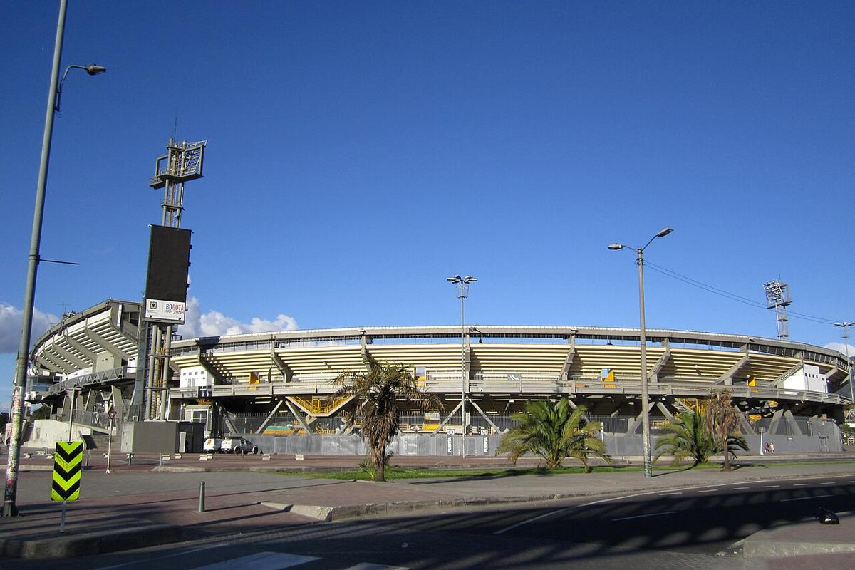 Vista exterior de un estadio de fútbol en Bogotá