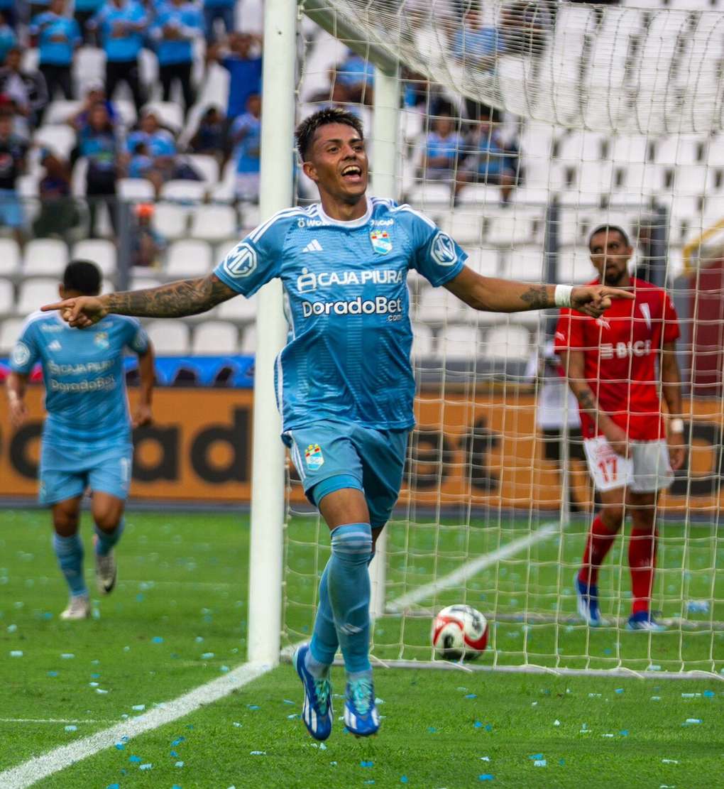 Santiago González, autor del gol del triunfo de Sporting Cristal, en una foto de archivo con el club celeste