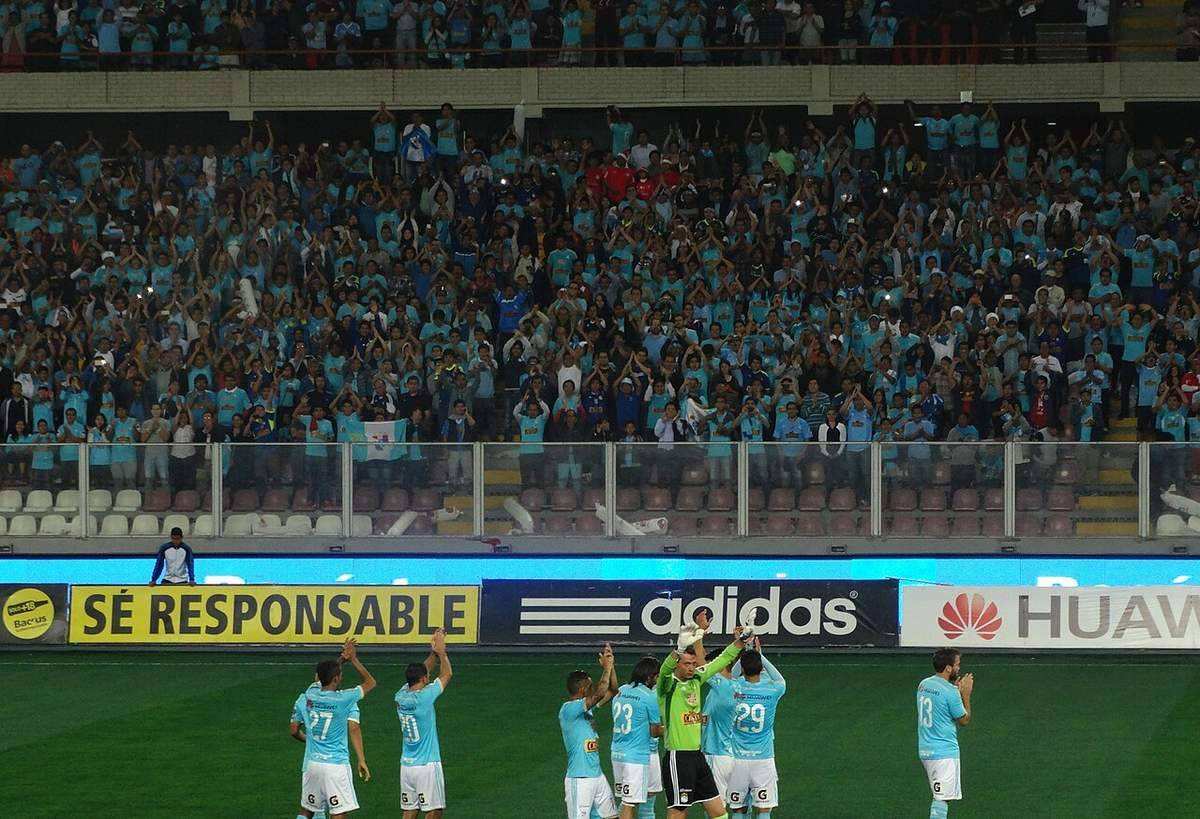 Hinchas de Sporting Cristal celebrando en una foto de archivo, en el marco de un partido del club celeste