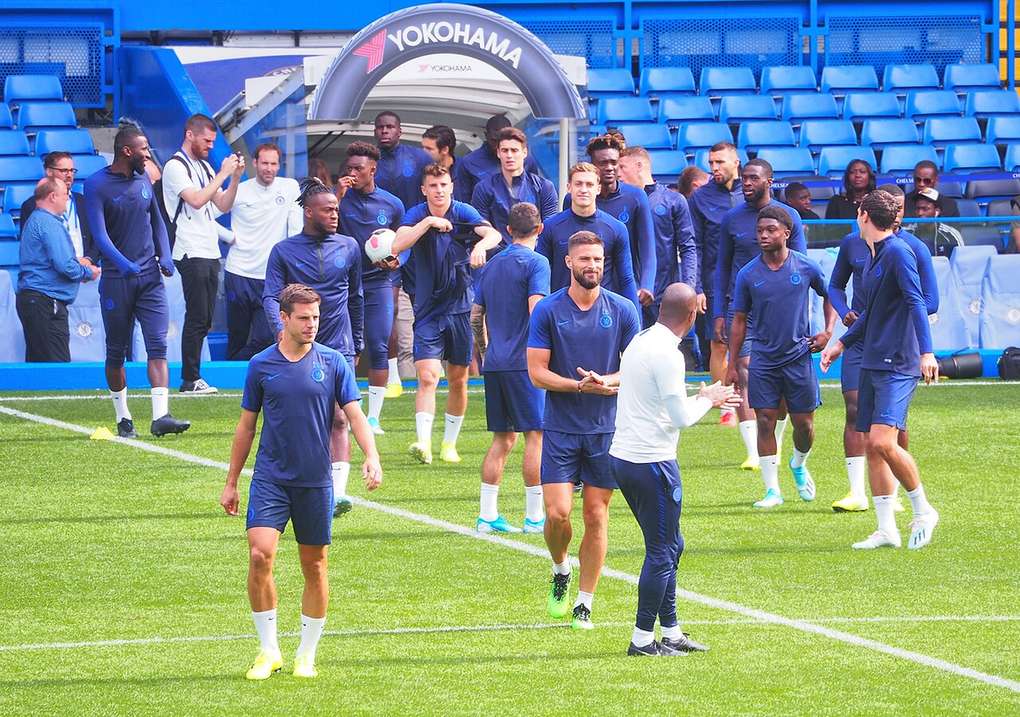 Sesión de entrenamiento en un campo de fútbol