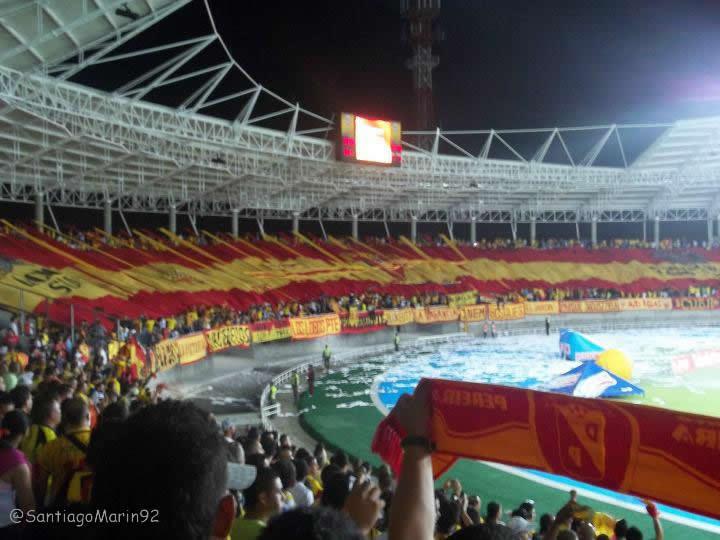 Hinchas en el estadio Hernán Ramírez Villegas de Pereira, que hoy recibirá el partido a puerta cerrada