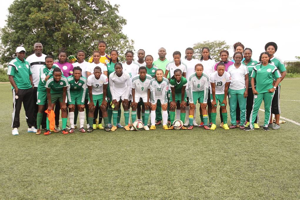 Selección femenina juvenil de Nigeria en una foto de equipo antes de un partido internacional