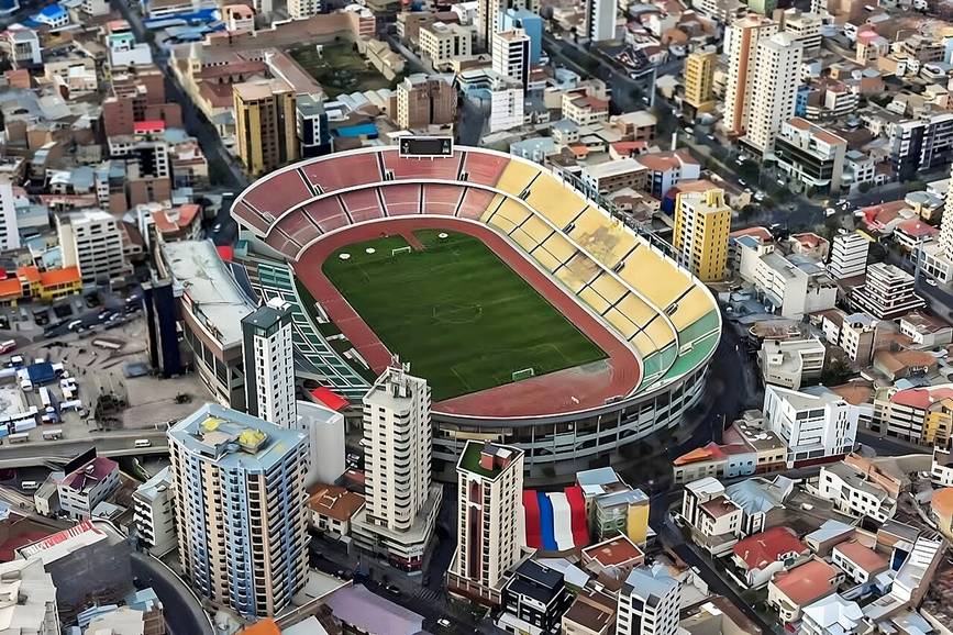 Vista aérea del Estadio Hernando Siles en La Paz, rodeado de edificios de la ciudad