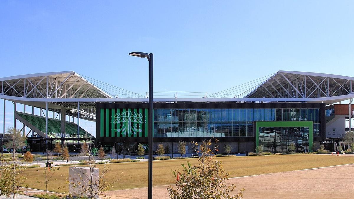 Exterior del Q2 Stadium en Austin (Texas), sede del Austin FC de la MLS, bajo un cielo despejado