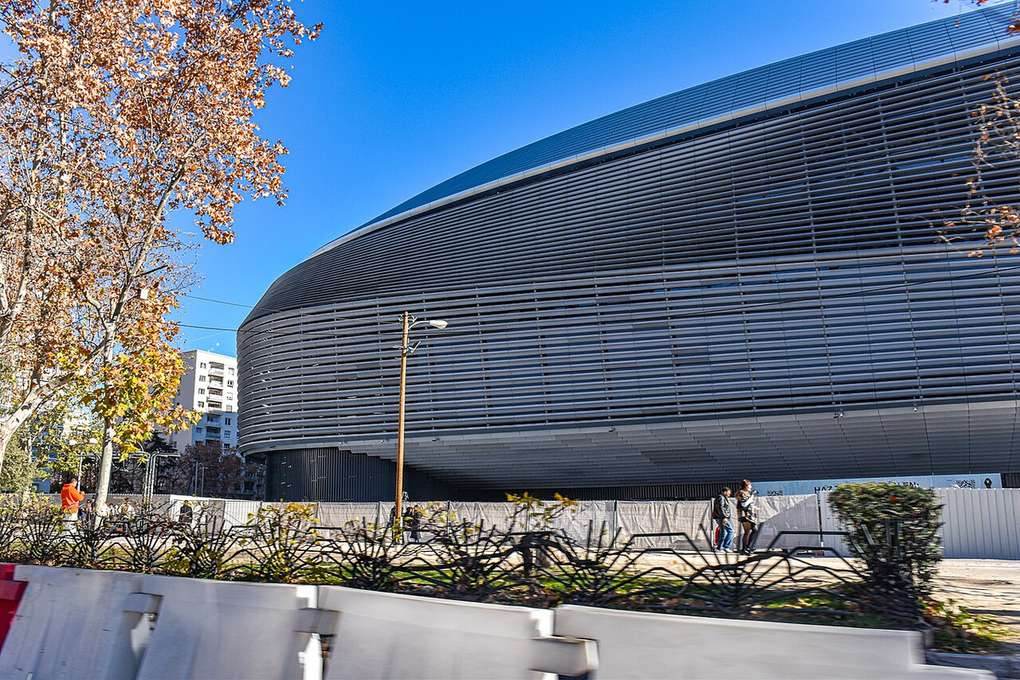 Exterior renovado del Estadio Santiago Bernabéu en Madrid, con su fachada metálica envolvente