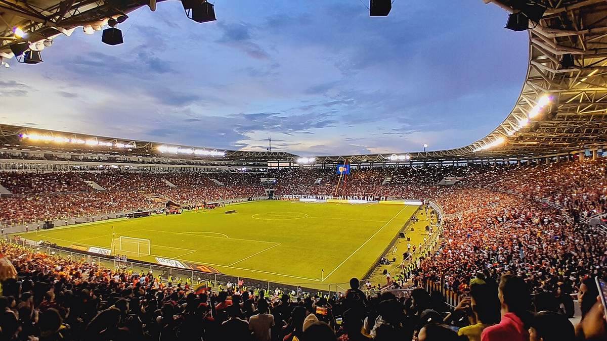 Interior del Estadio Monumental de Maturín repleto de aficionados al atardecer
