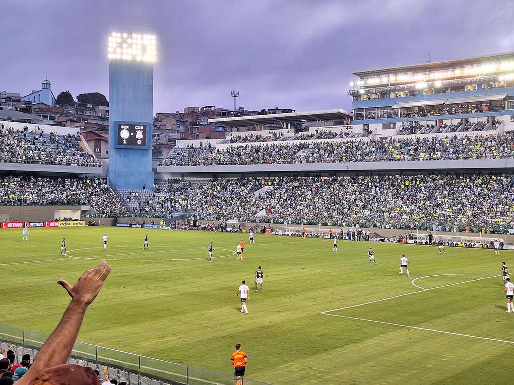 Jugadores de Palmeiras y Corinthians disputando un clásico paulista en 2024