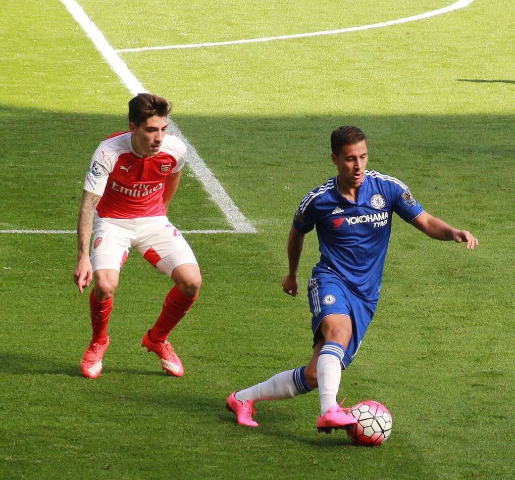 Eden Hazard disputando un balón ante el Arsenal en 2015