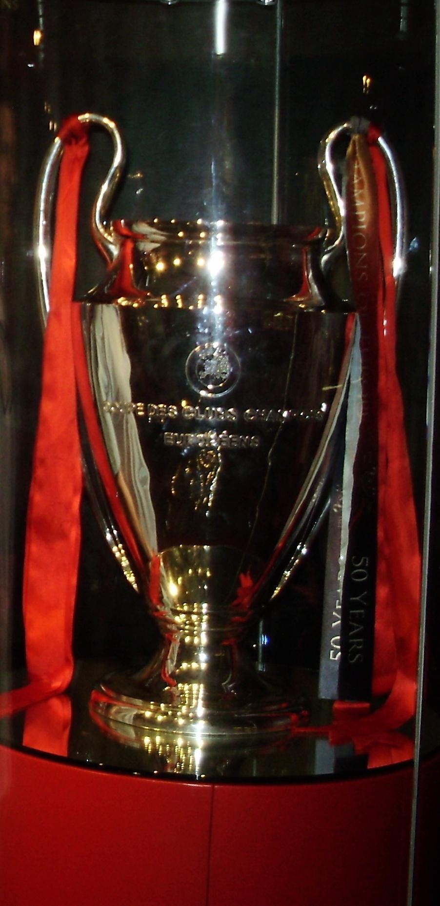 El trofeo de la Liga de Campeones expuesto en un museo