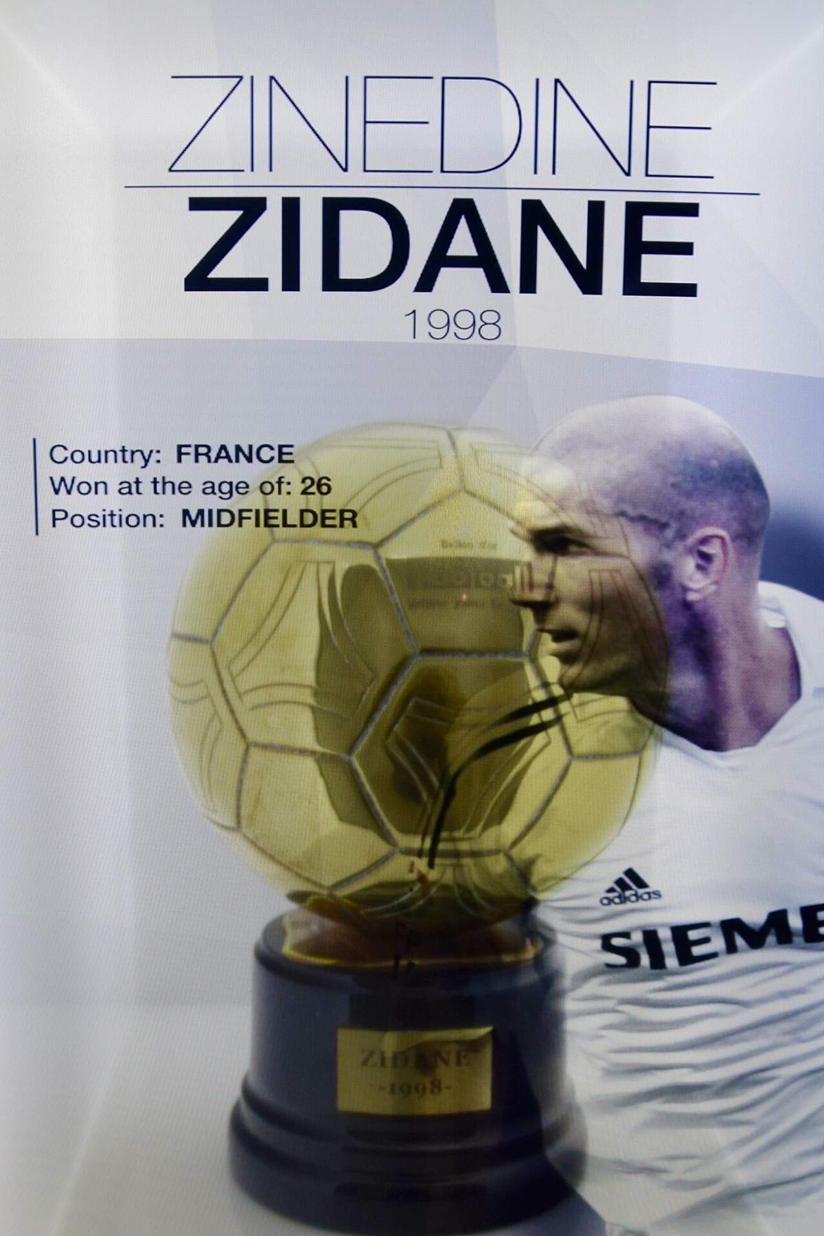 Trofeo del Balón de Oro de Zinedine Zidane de 1998 en el Museo del Real Madrid