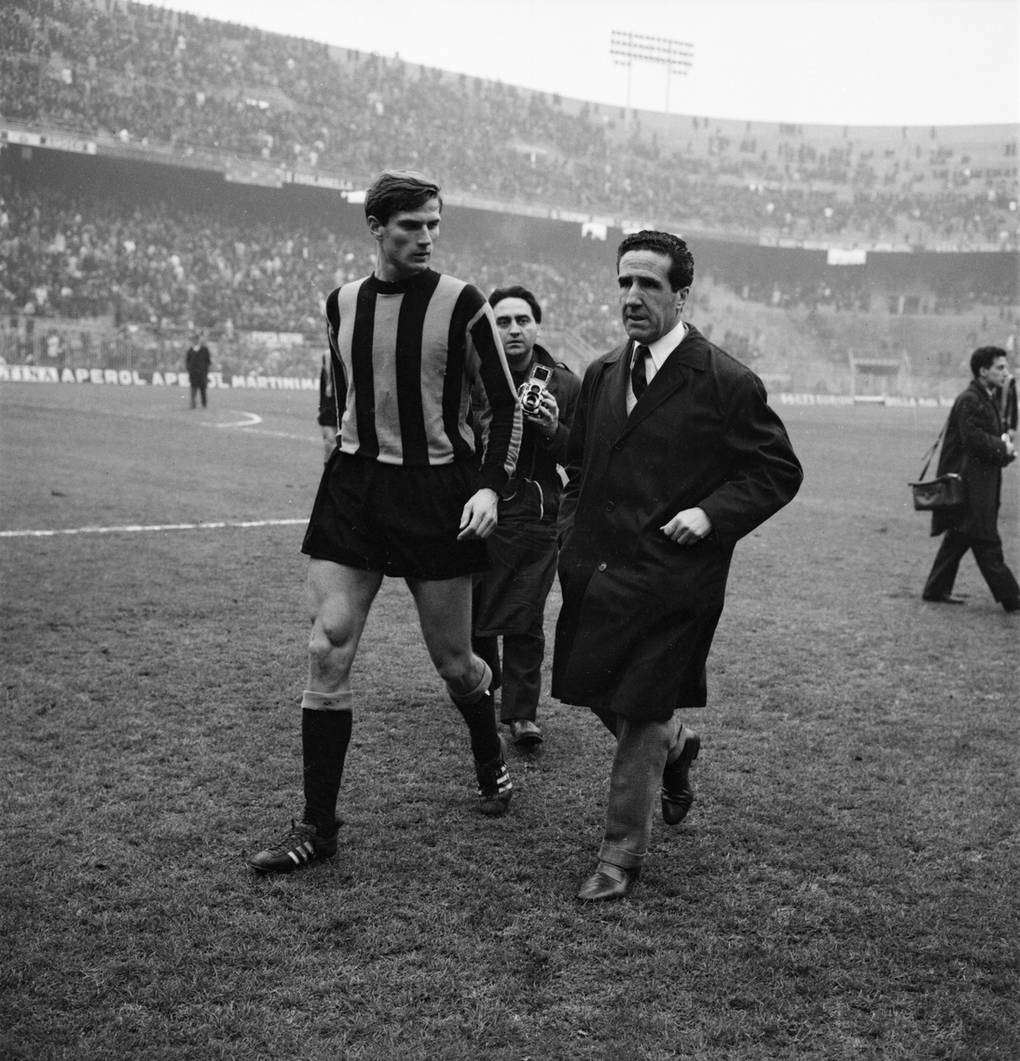 Giacinto Facchetti junto a Helenio Herrera en el Inter de la temporada 1964-65