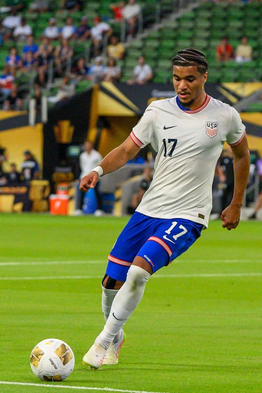 Malik Tillman jugando un partido de la Copa Oro 2025 con Estados Unidos