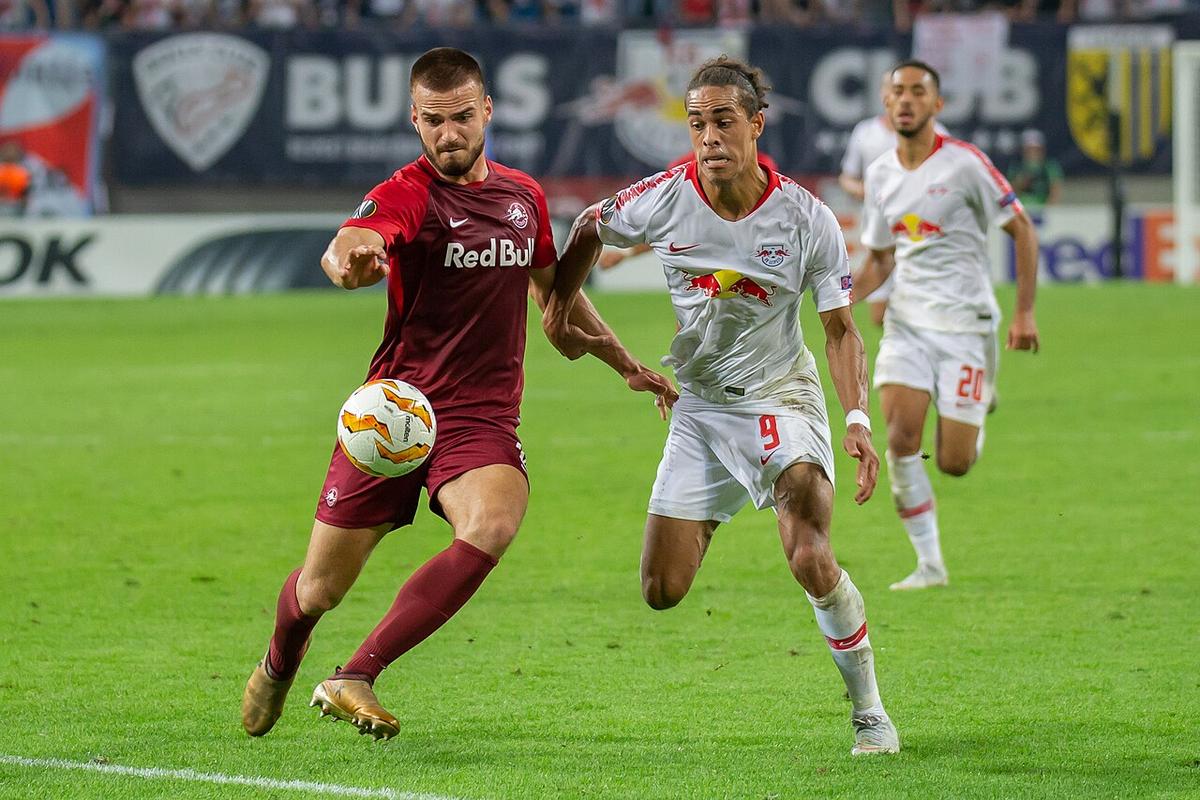 Jugadores del RB Leipzig y del Salzburgo disputando un partido de Europa League
