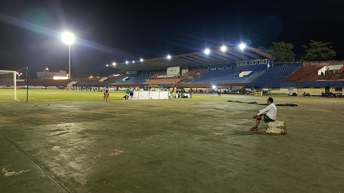 Estadio de fútbol iluminado durante un partido nocturno internacional