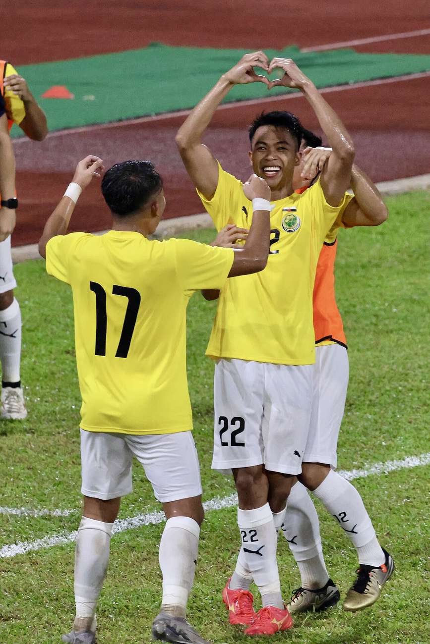 Jugador celebrando un gol con sus compañeros en un partido de fútbol