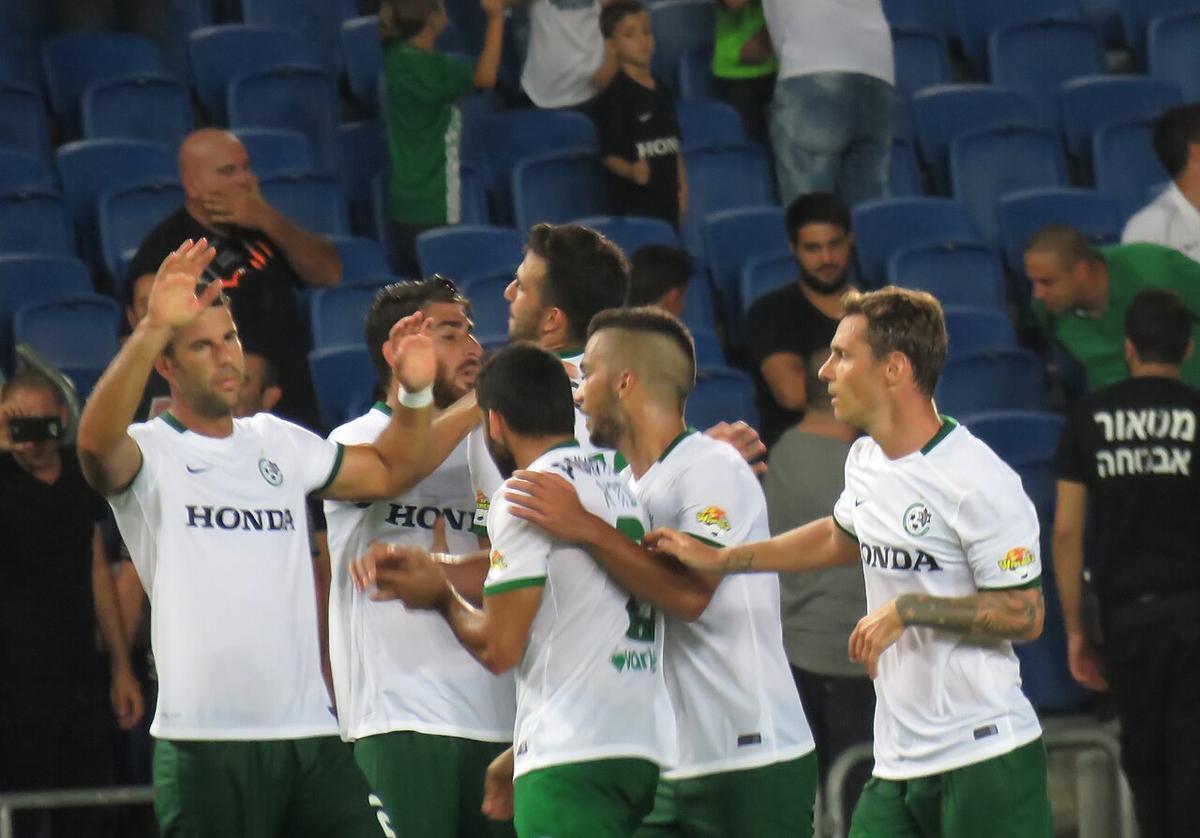 Celebración de un gol en un estadio lleno de aficionados