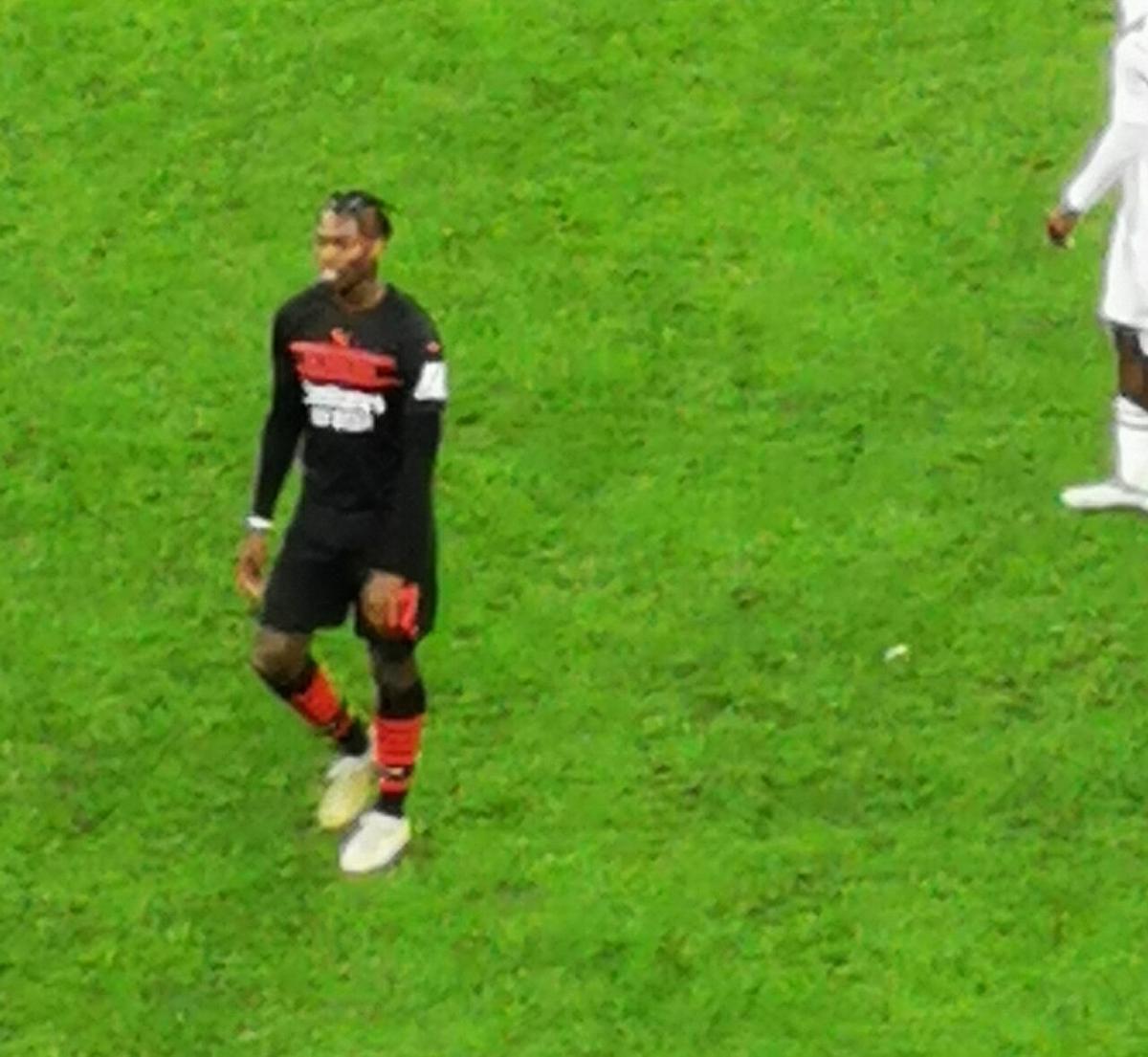 Rafael Leão disputando un partido con el Milan ante el Torino