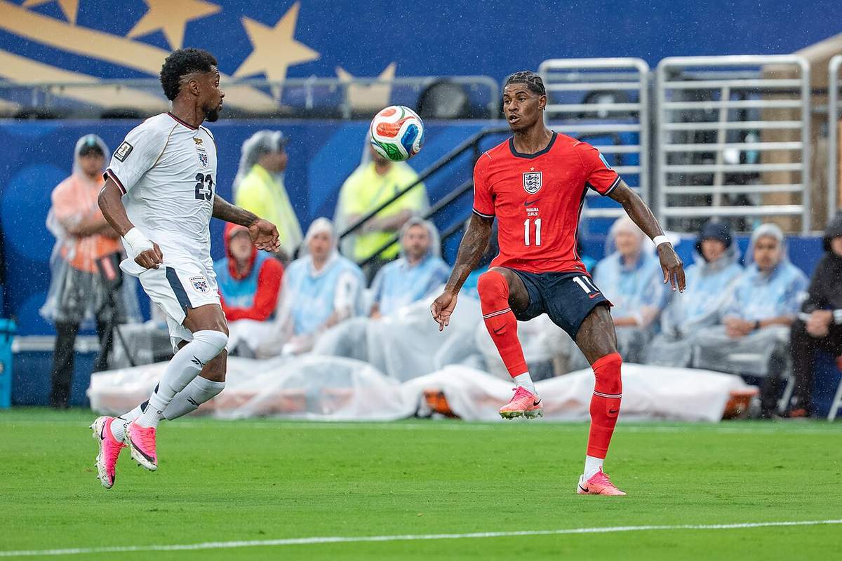 Marcus Rashford junto a Amir Murillo durante el partido Inglaterra contra Panamá en el Mundial de 2026