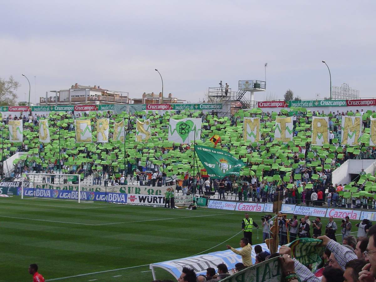 Aficionados del Betis en la grada de Gol Sur
