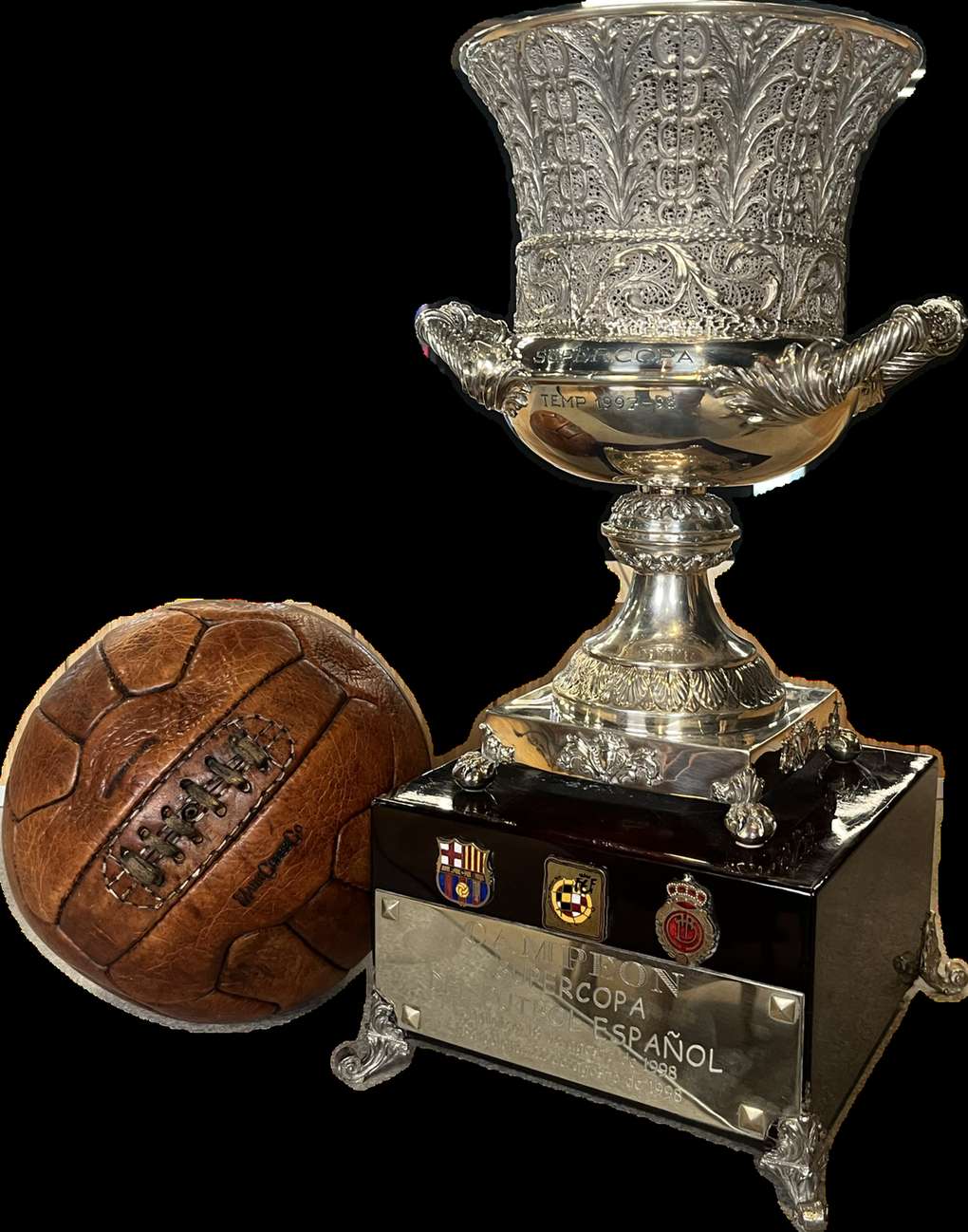 Trofeo de la Supercopa de España de 1998, ganada por el RCD Mallorca ante el FC Barcelona