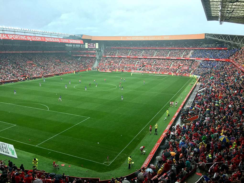 Partido en El Molinón entre el Sporting de Gijón y el Real Oviedo, el derbi asturiano