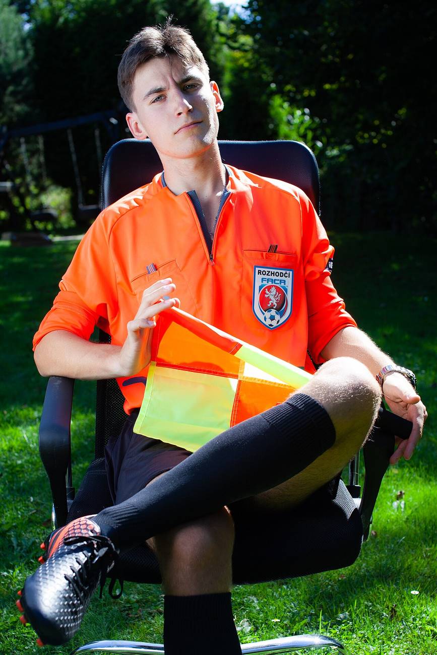 Árbitro asistente observando una jugada durante un partido de fútbol