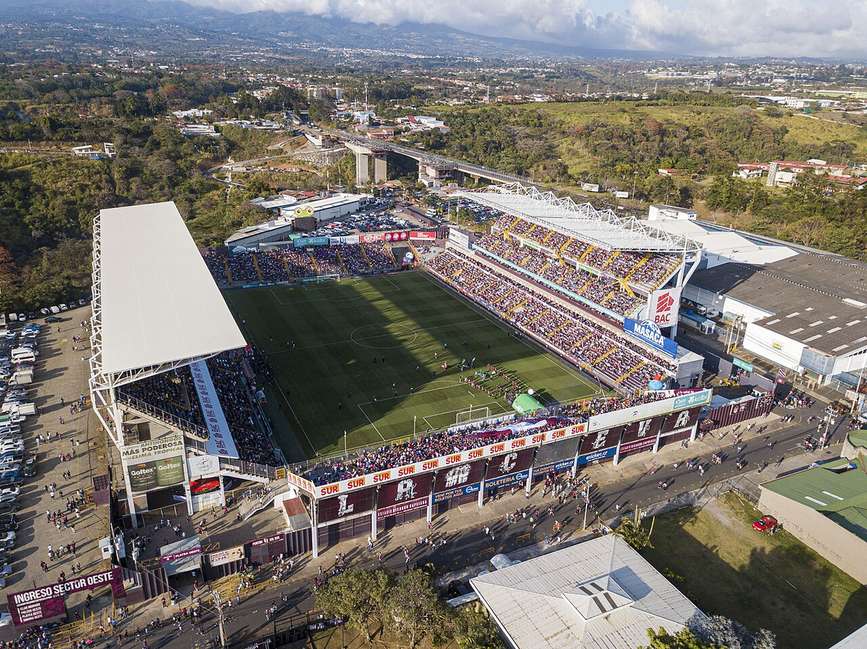 Afición del Saprissa en el Estadio Ricardo Saprissa durante un clásico