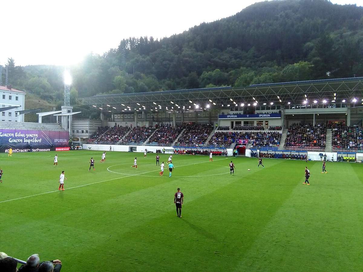 El Estadio Municipal de Ipurua durante un partido de la SD Eibar