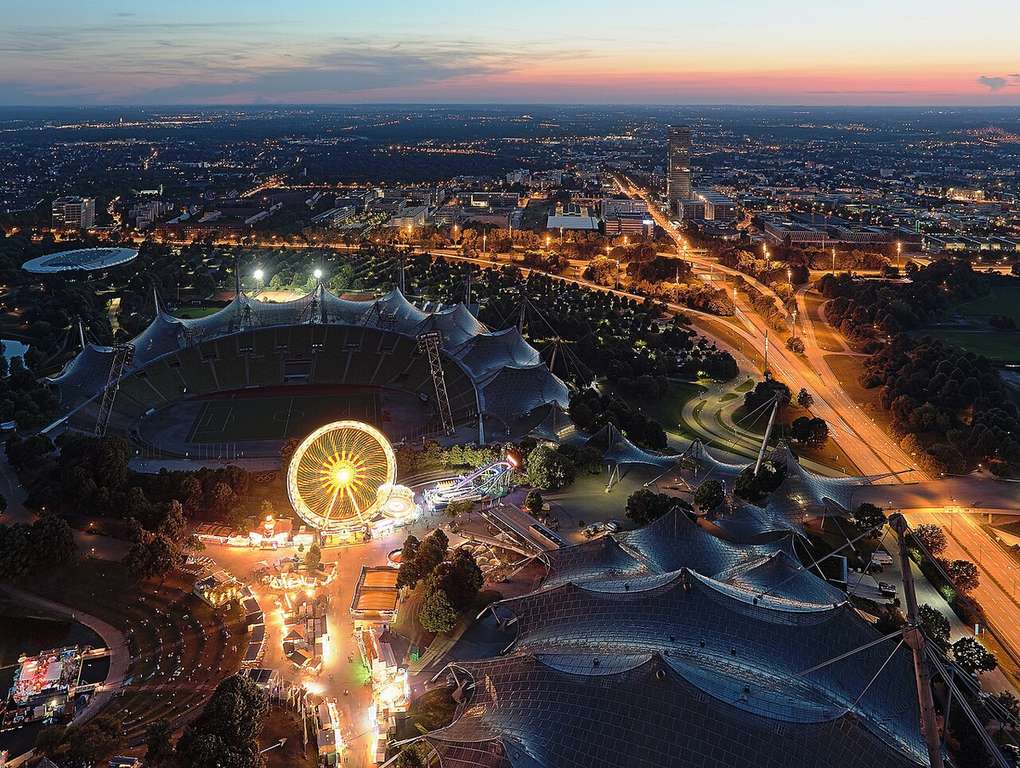 Un estadio de fútbol iluminado al anochecer