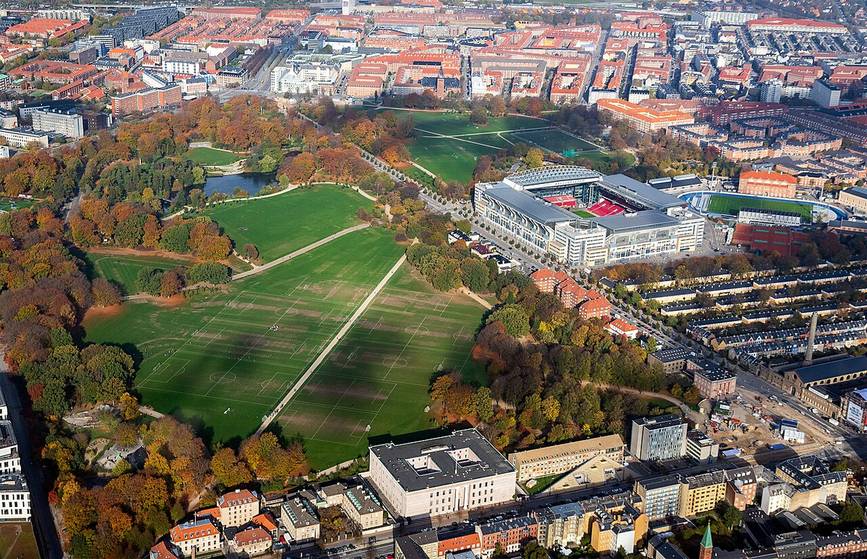 Parque Faelledparken junto al estadio Parken de Copenhague