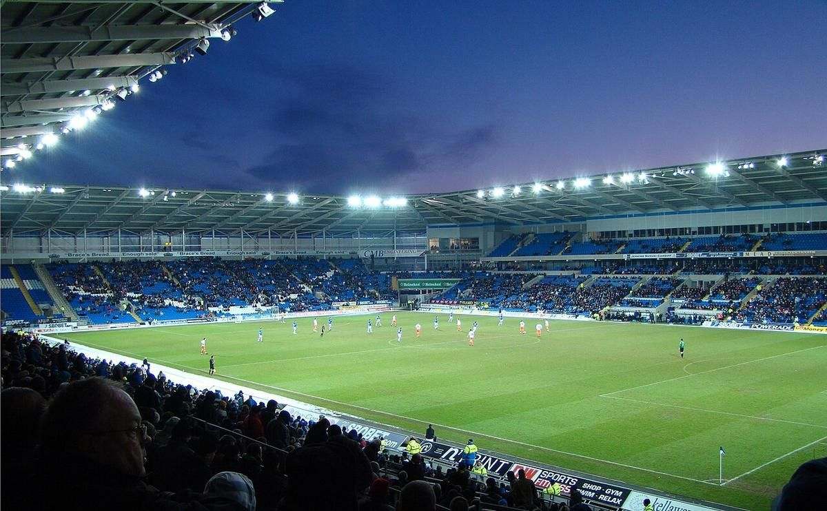 Vista del césped y las gradas del Cardiff City Stadium, la casa de la selección de Gales