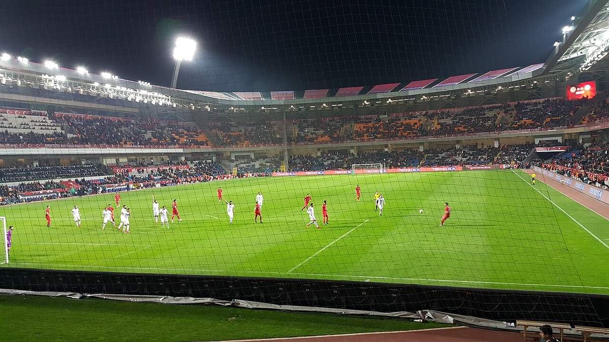 Partido de la selección de Grecia ante Turquía en 2015, con acción en el área