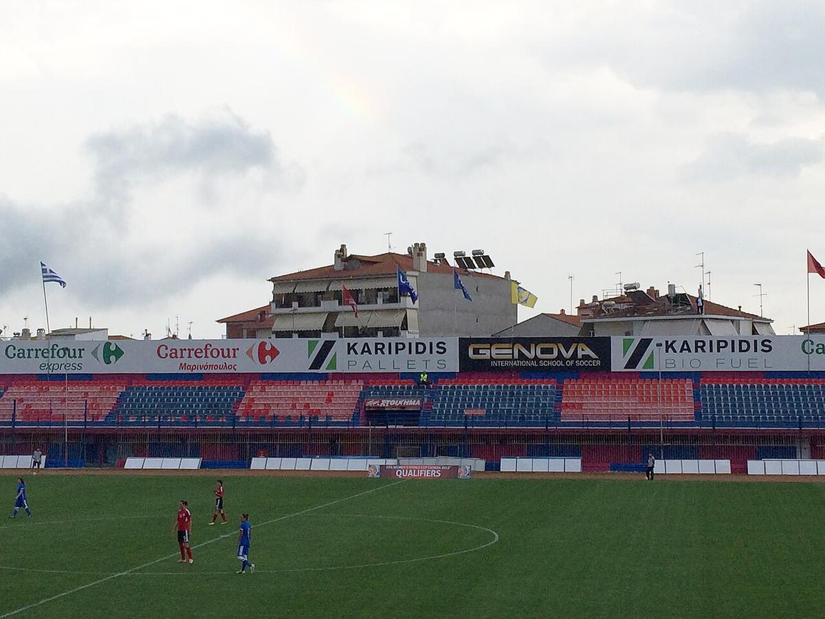 Estadio de Veria durante un partido internacional, con las gradas llenas