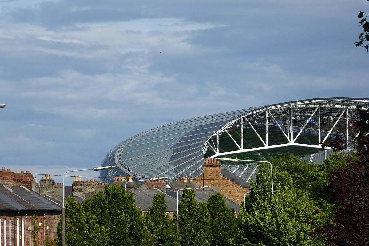 El estadio Aviva de Dublín y su entorno urbano junto al río