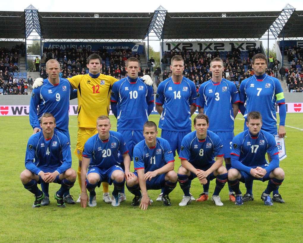 Partido de Islandia contra Dinamarca en Reikiavik, con jugadores disputando el balón