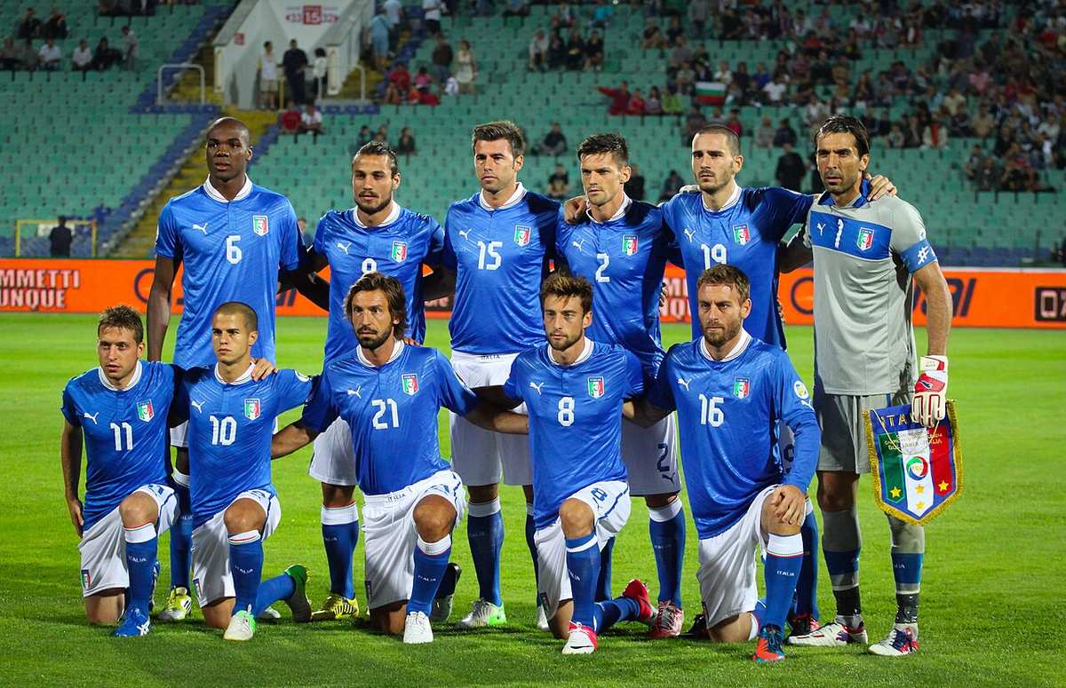 Fotografía de la selección de Italia posando en equipo en 2012