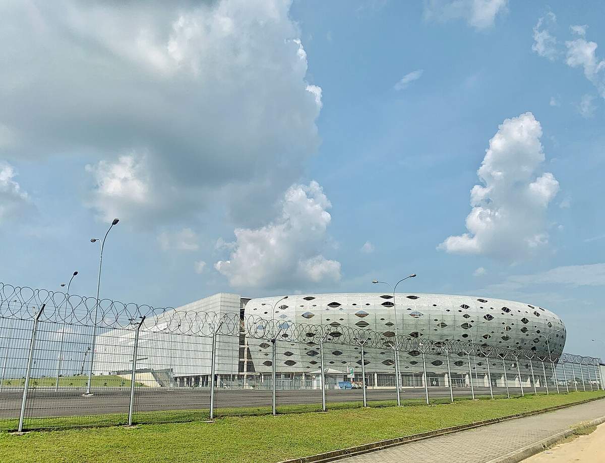 Vista frontal del estadio internacional Godswill Akpabio de Uyo, en Nigeria