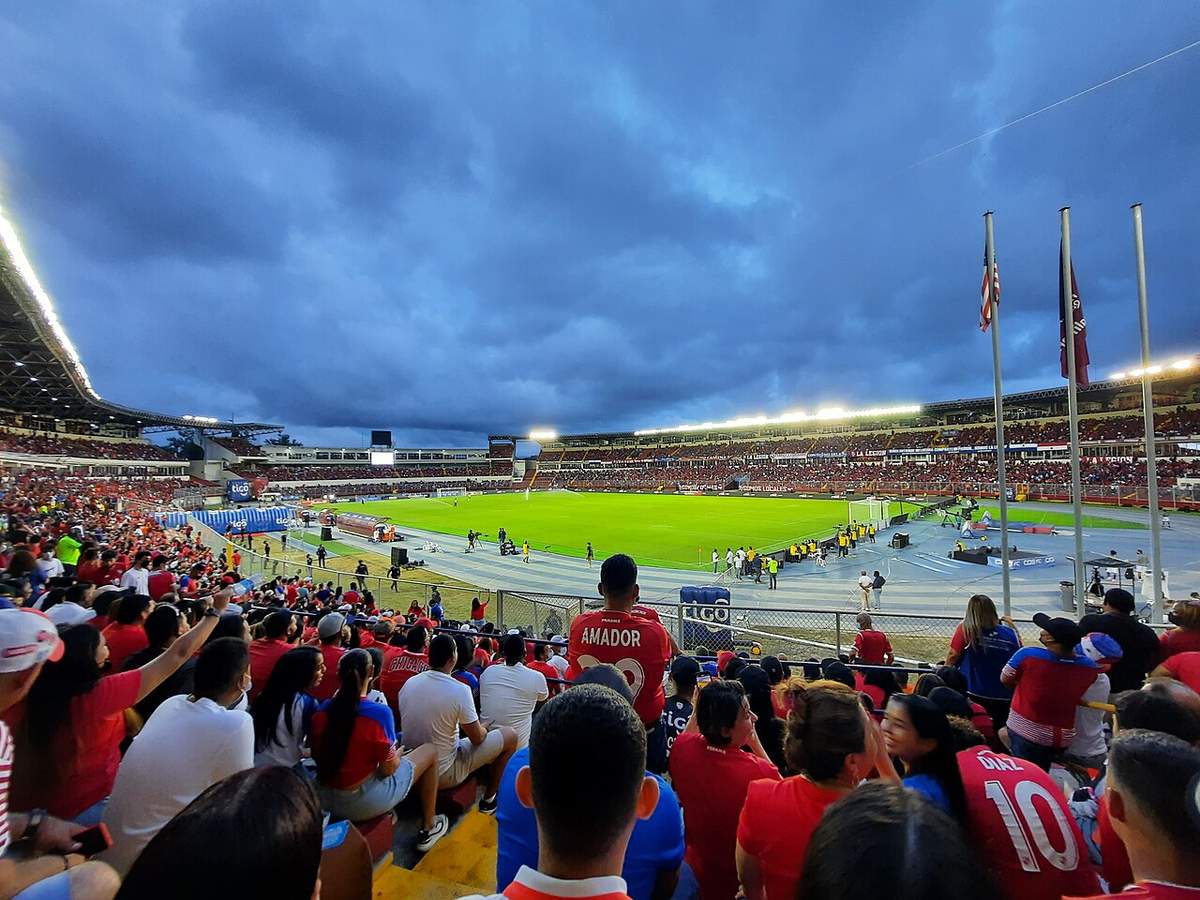 El estadio Rommel Fernández al atardecer en Ciudad de Panamá