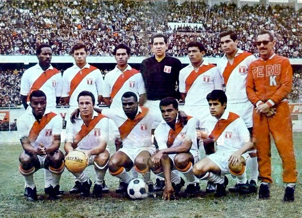 Fotografía histórica del partido de Perú contra México jugado en Lima en 1968