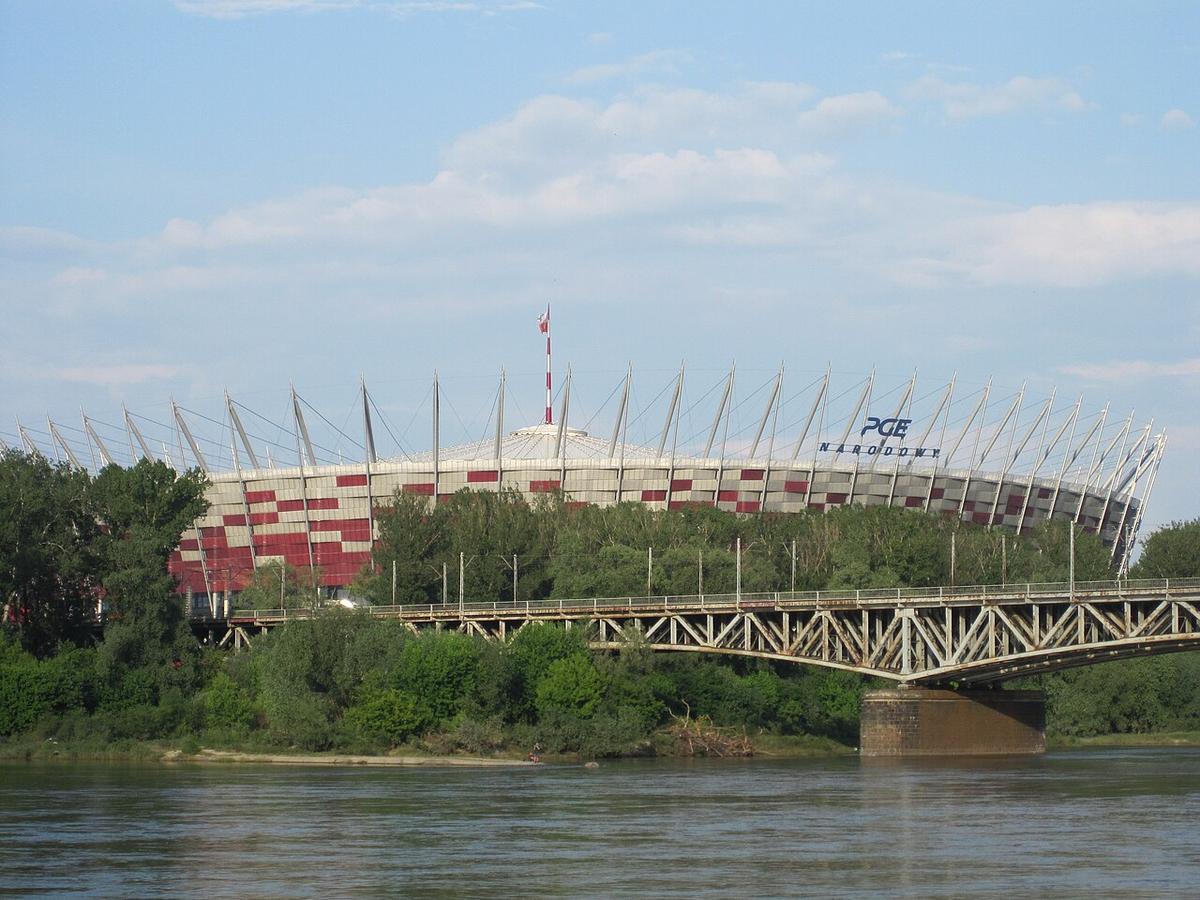 Fachada del Estadio Nacional de Varsovia, con los colores rojo y blanco de Polonia