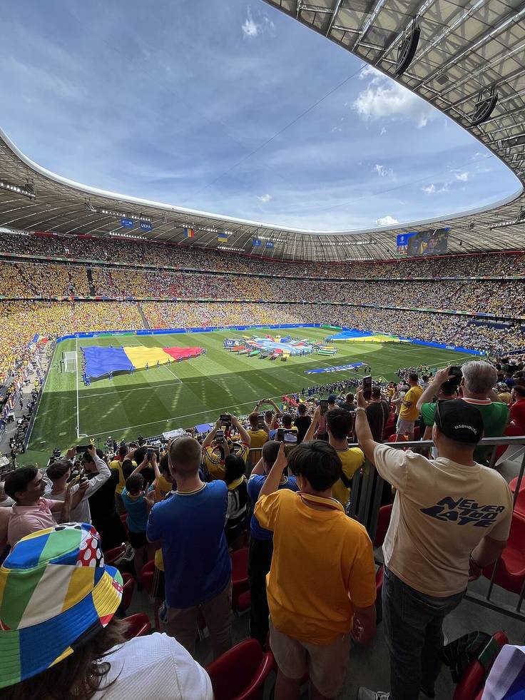 Partido entre Rumania y Ucrania en la Eurocopa 2024, con acción en el campo