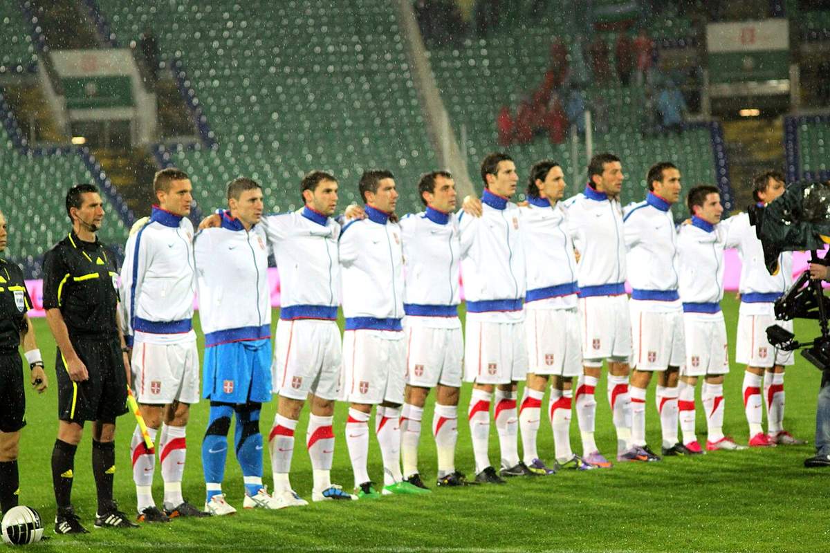 Jugadores de la selección de Serbia en un partido internacional