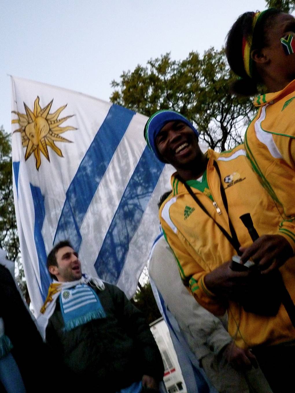 Aficionados de Sudáfrica junto a hinchas de Uruguay en un Mundial