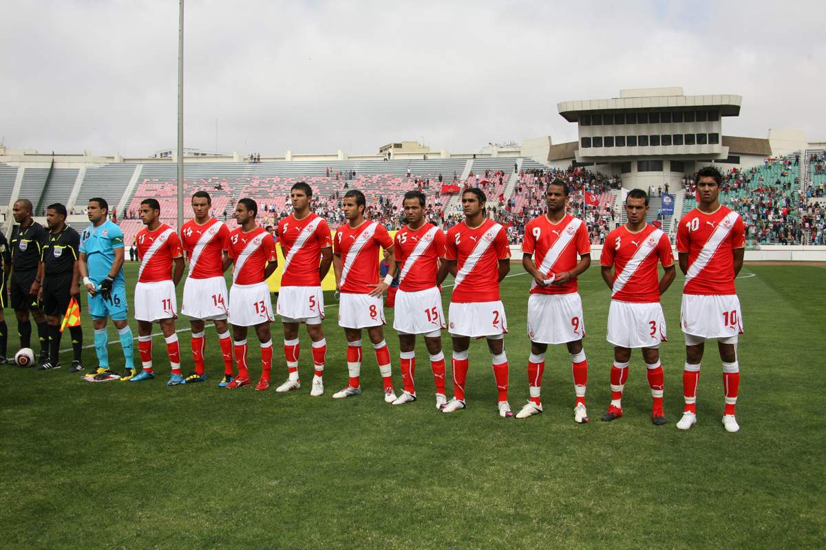 La selección de Túnez posando para la foto oficial en 2010