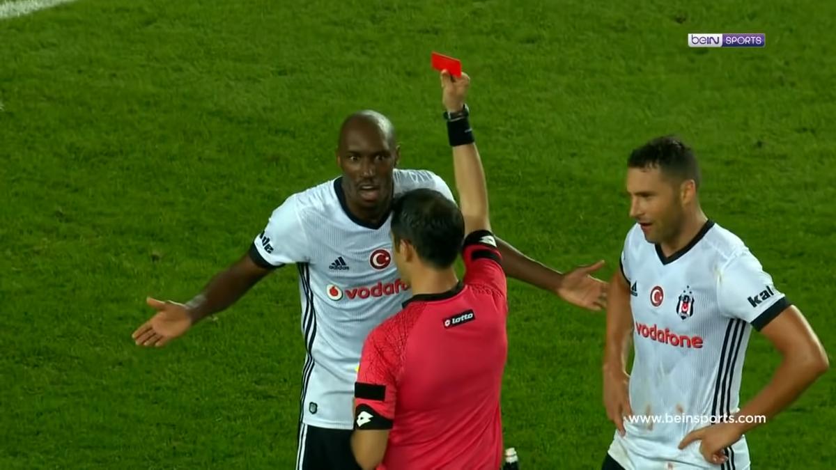 Árbitro muestra la tarjeta roja durante el derbi Fenerbahçe-Beşiktaş de la Süper Lig turca