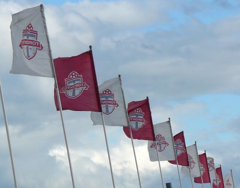Banderas de Toronto FC en el estadio, previas a un partido en casa