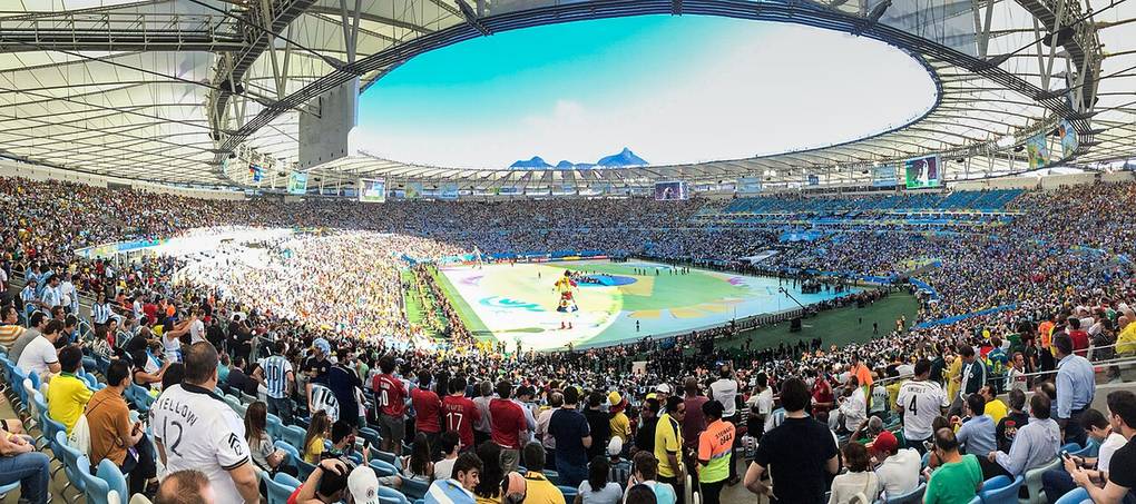 Interior de un gran estadio de fútbol lleno de aficionados durante una final internacional