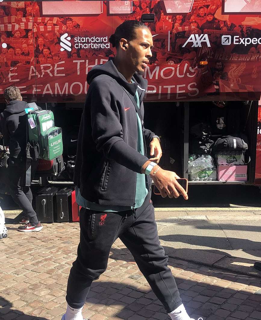 Virgil van Dijk con la camiseta del Liverpool en un partido de abril de 2025