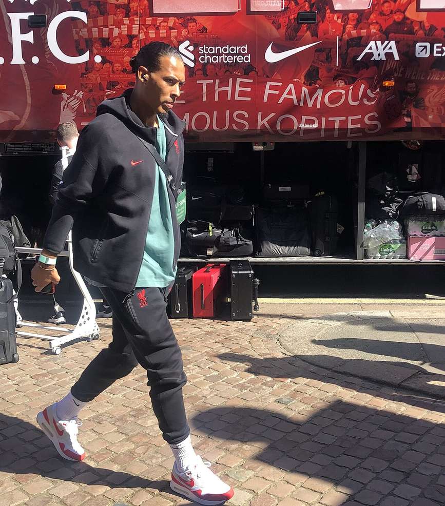 Virgil van Dijk celebrando durante un partido del Liverpool en abril de 2025